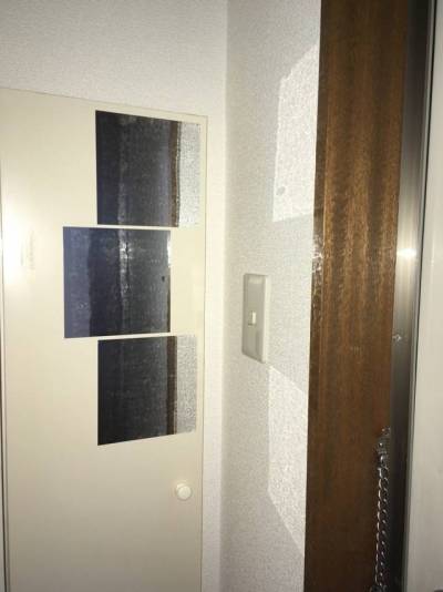 おしゃれな玄関わきのミラーアクセサリ