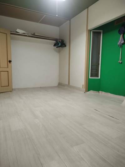 2階東側のお部屋、クッションフロアを張替中の写真です。