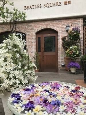 エントランスには四季折々のお花を飾っています