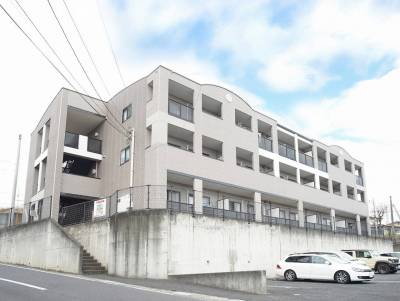 この辺では一番高い場所にあるマンションです。海まで見えます。