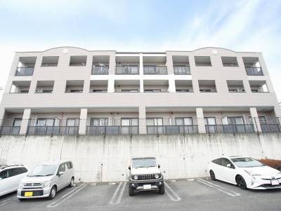 東側が駐車場で採光と見晴らしが抜群！しかも最上階、角部屋。