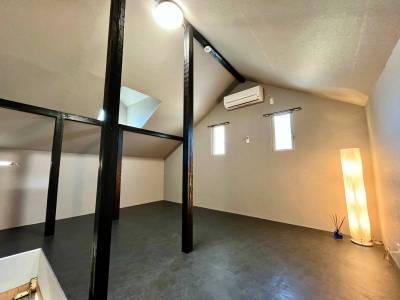 ２F　12帖サービスルーム。エアコン新品です