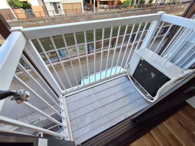 ベランダに洗濯機置き場あり。