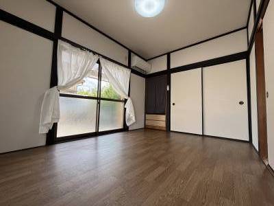 明るい南側居室は避けづらいレースカーテンプレゼント♪