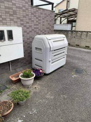 玄関そばに入居者様専用ゴミ捨て場設置で便利です
設置