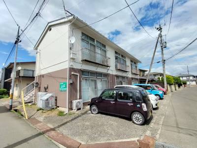 建物全景。2方向の道路角地に面し交通量も少なく駐車も楽です。