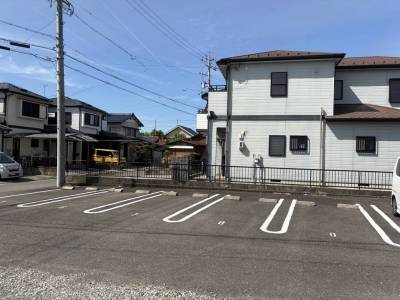 建物向かって左手に駐車場（各部屋２台）あります