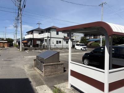 ゴミ捨て場と自転車置き場です
