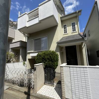 閑静な住宅街のスマートな一軒家