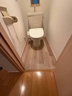 明るく清潔感のあるトイレです