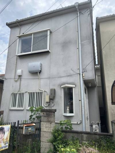 外観は年式相応ですが、大きなひび割れや破損などはありません。