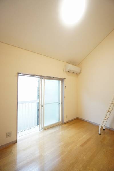 部屋は南向きでとても明るいと思います。