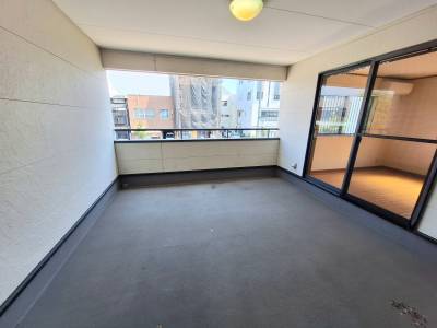 ルーフバルコニーは広めで屋根付き