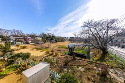 建物前面は遊水地と公園になっています