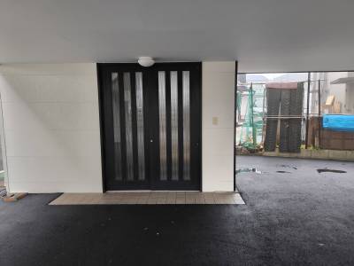 玄関・駐車場が屋根下なのでぬれずに荷物積み下ろし可能です