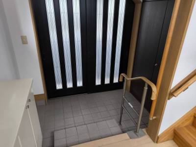 入口から階段へ手すりが続いています