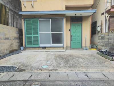 小型車1台と軽自動車1台なら並べて駐車可能です！