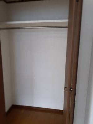 クローゼット、棚があり収納も充実