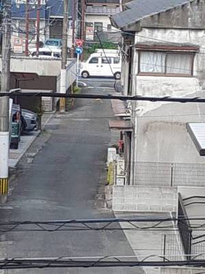 東３００ｍ先に見える3号線、南には産業道路があります