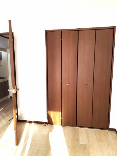 右はクローゼット、左はキッチンへのドアです