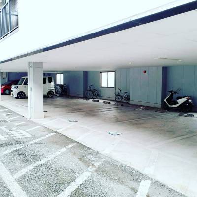 ゆったりと１０台とめられる屋内駐車場です