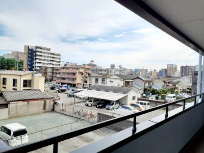 外部廊下から見える新市街方面です