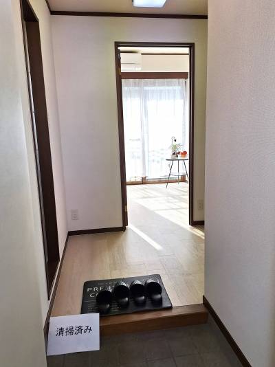 玄関から見た室内です