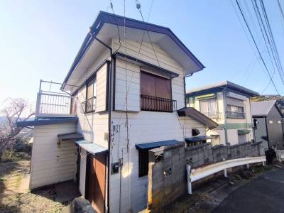 玄関までは階段を8段程下ります。