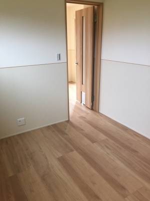 明るいリビングでペット専用の足腰に優しいフローリングです。