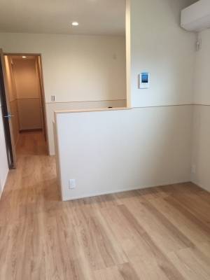 対面式のキッチンでリビングも明るいです。