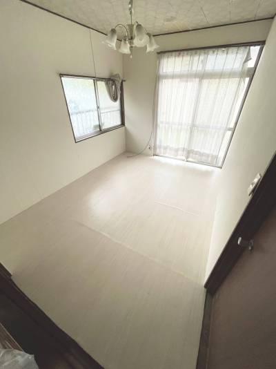 1階玄関入ってすぐ左手の洋室です。