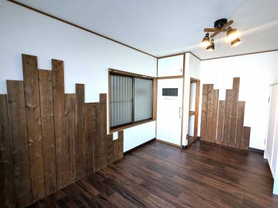 照明は備え付きとなります。
木を基調としたお部屋です。