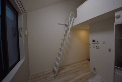 ロフトへの梯子は移動できます。