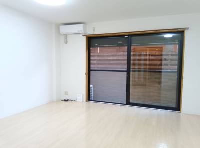 リビング扉を開けるとLDK♪安心シャッター付き