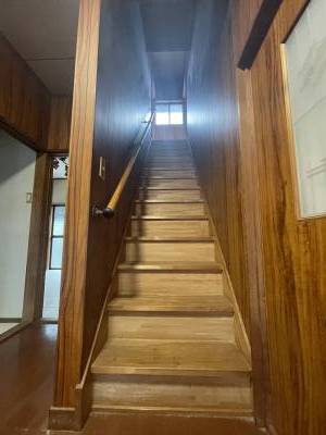 綺麗な階段。手すり付き。
