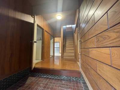 玄関内。すぐに各部屋にアクセスでき、使いやすい動線。