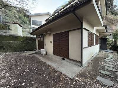 庭でBBQ可。室内より車いすの方も利用できるスロープ有
