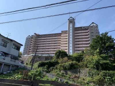 丘の上のお城のような素敵な外観です！