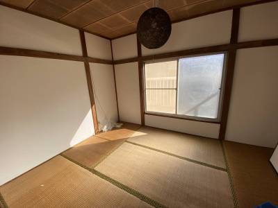 塗り壁の和室。畳は表替え予定です。