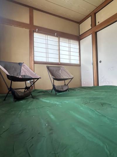2階の奥の和室です！キャンプ用の椅子を置きました！