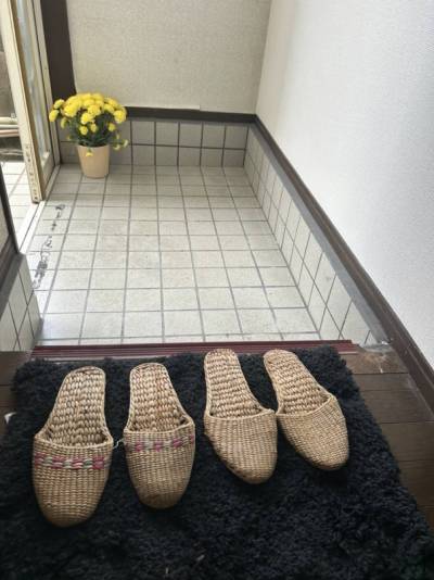 玄関です！玄関扉の左手に出窓があり、おしゃれです！