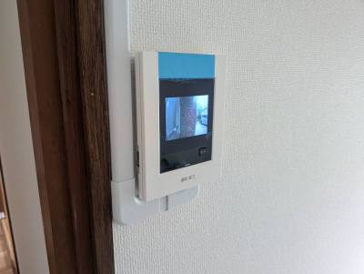 テレビモニターインターフォンは新品の設備です。