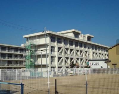中学校まで徒歩2分！
