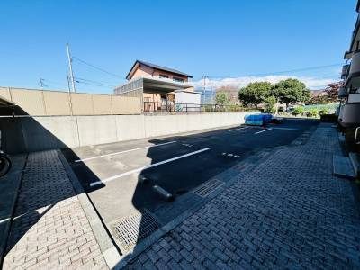 駐車場は敷地内♪2台無料です♪