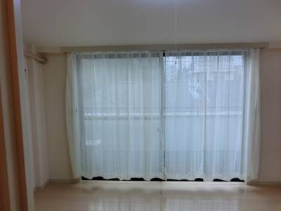 室内カーテン、床はフロウリング、