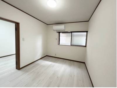 続いてこちら約6畳のお部屋。
全室内の壁紙を張替済み！
