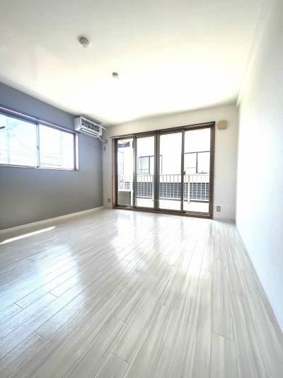 2面採光の大きな窓から日差しがたっぷり、風通しも良いリビング