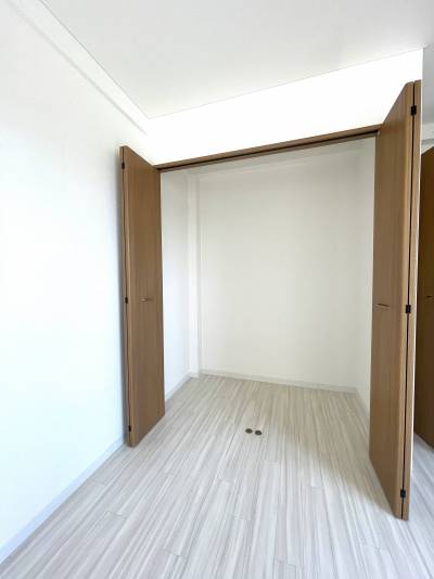 ゆったりとした奥行きのクローゼット。荷物の多い方でも安心！