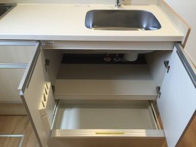 人工大理石のシステムキッチンで調理台も広々です。