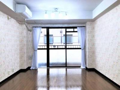 賃貸ではまずない高級感あふれる豪華・ゴージャスな薔薇模様壁紙